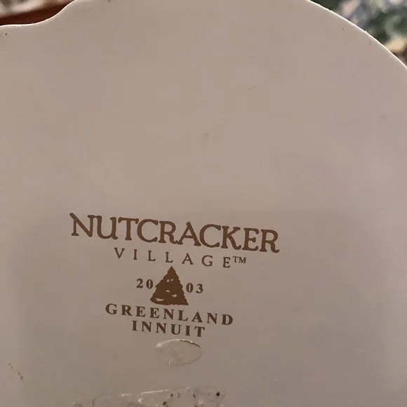 2003 Nutcracker Village Eskimo, 13 inch nutcracker and husky dog ice fishing - Picture 5 of 5